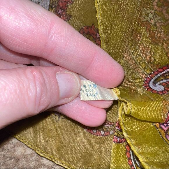 Gold scarf - Picture 3 of 4